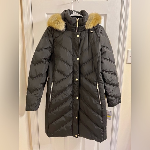 MICHAEL KORS Faux-Fur-Trim Hooded Chevron Down Puffer Coat, Black, Size M, NWT - Picture 3 of 7